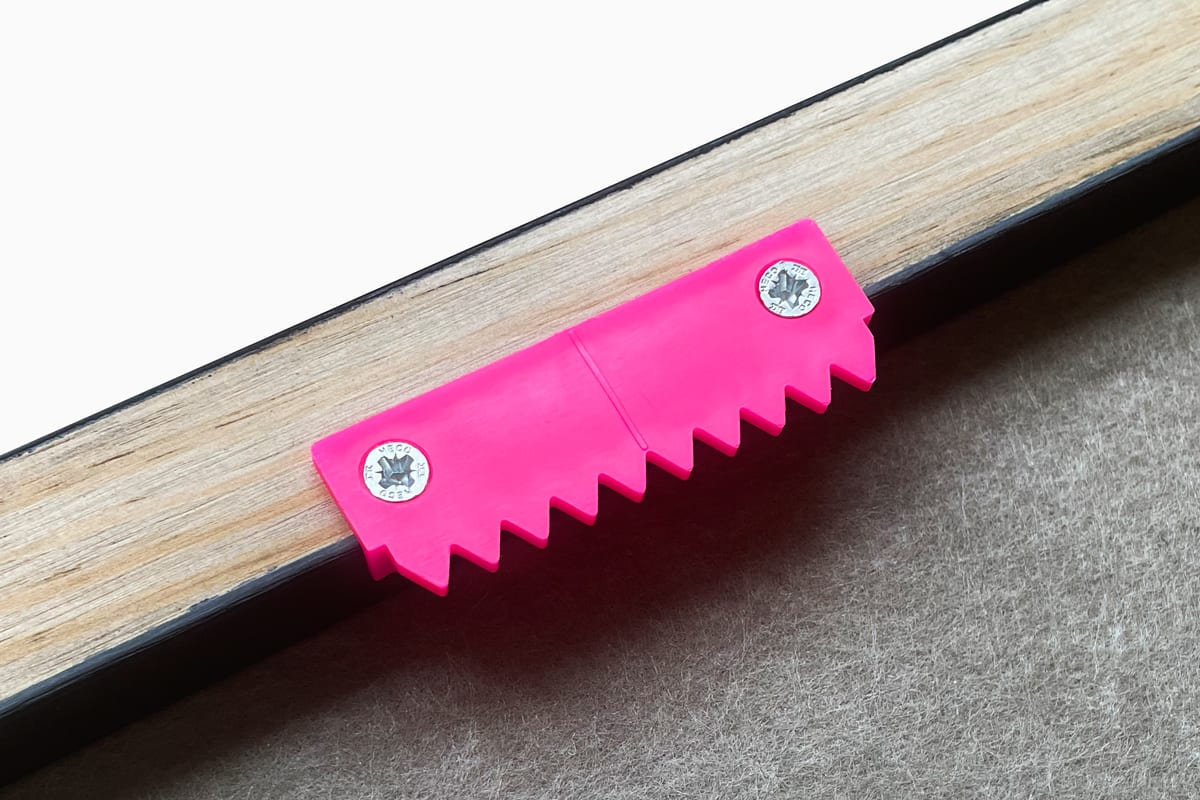 Alle unsere Produkte werden mit einem KOSTENLOSEN und patentierten Aufhängesystem geliefert, das für jede Wand geeignet ist.